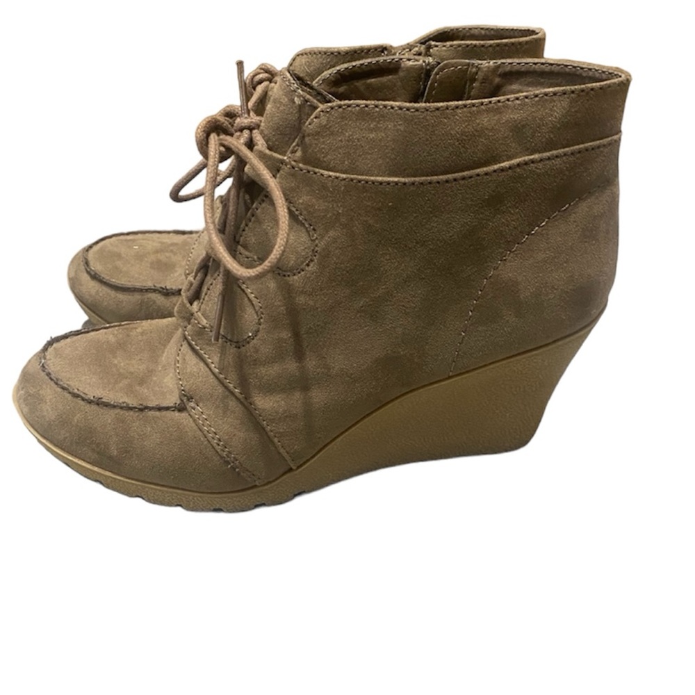 Maurice’s tan wedge boots. Excellent used condition